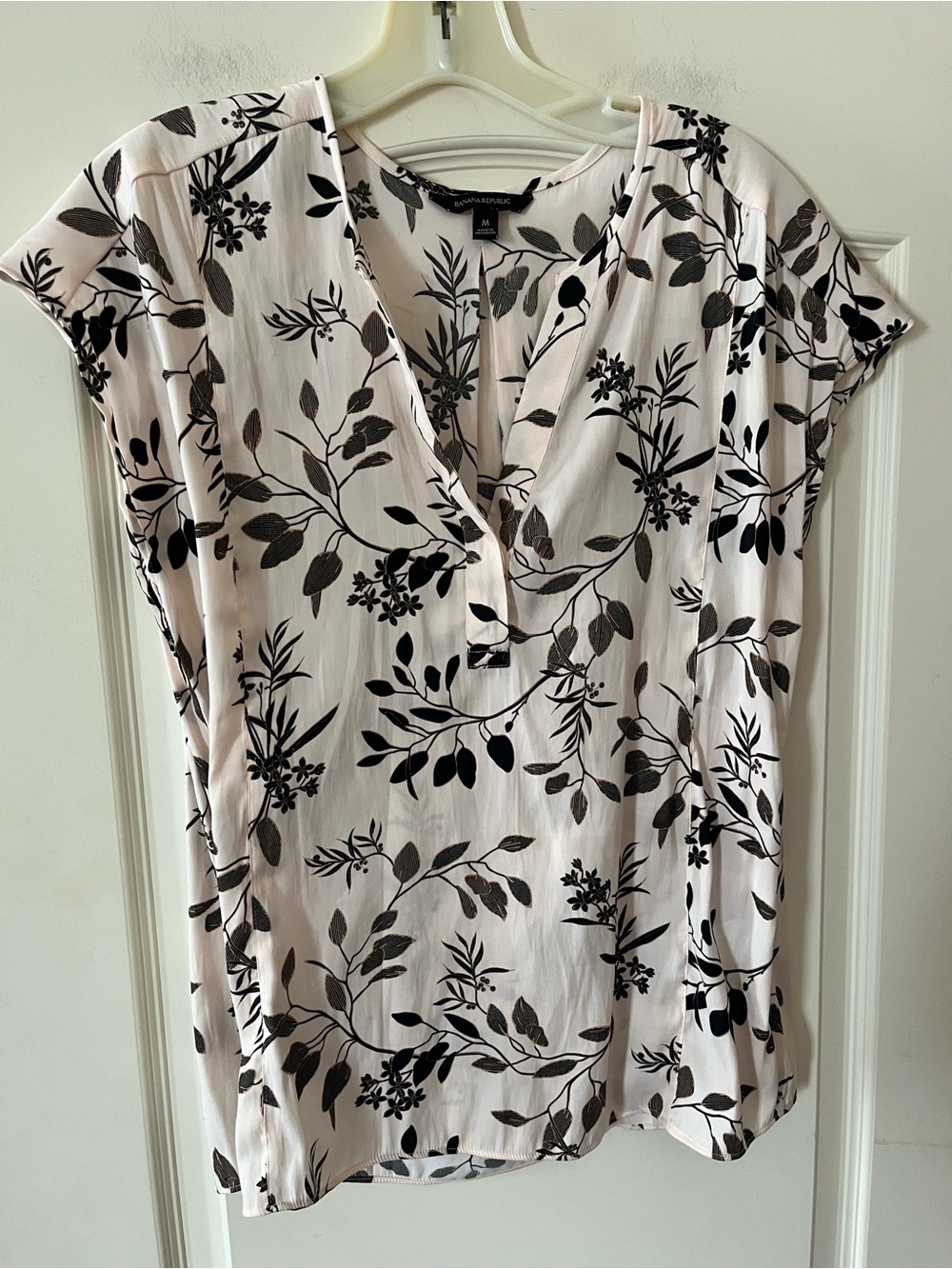 Banana Republic Pale Pink Floral Split-Neck Cap-Sleeve Top Size Medium
